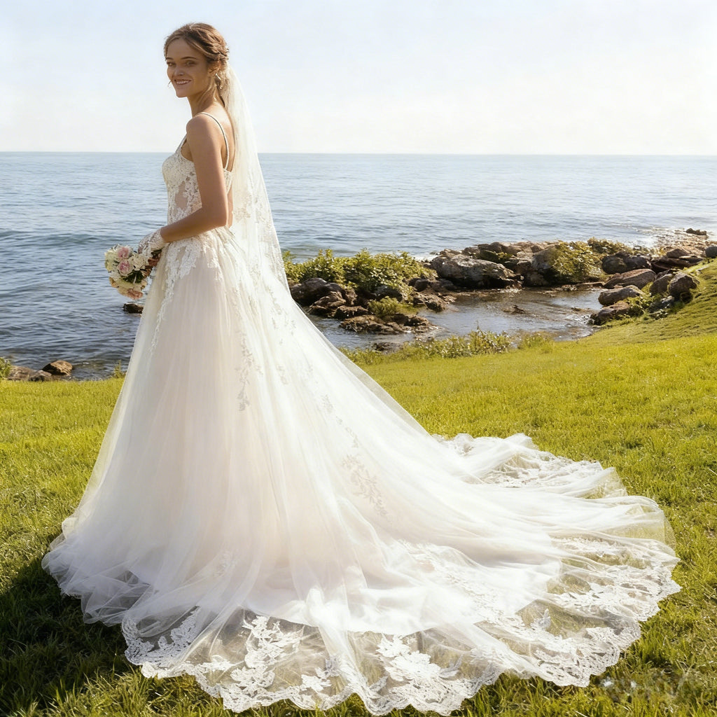 A Linie Brautkleid mit floraler Spitze Hochzeitskleid mit Spaghettiträgern eckigem Ausschnitt Kapellen Schleppe 2-26W