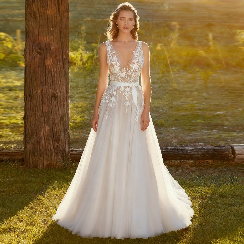 Boho A Linie Brautkleid mit floraler Spitze Hochzeitskleid mit tiefem V Ausschnitt Kapellen Schleppe für Strandhochzeit 2-26W