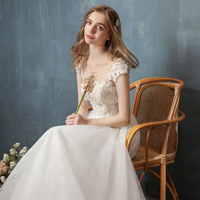 A-Linie Brautkleid in Elfenbein – Hochzeitskleid mit 3D-Blütenapplikationen und zartem Tüllrock