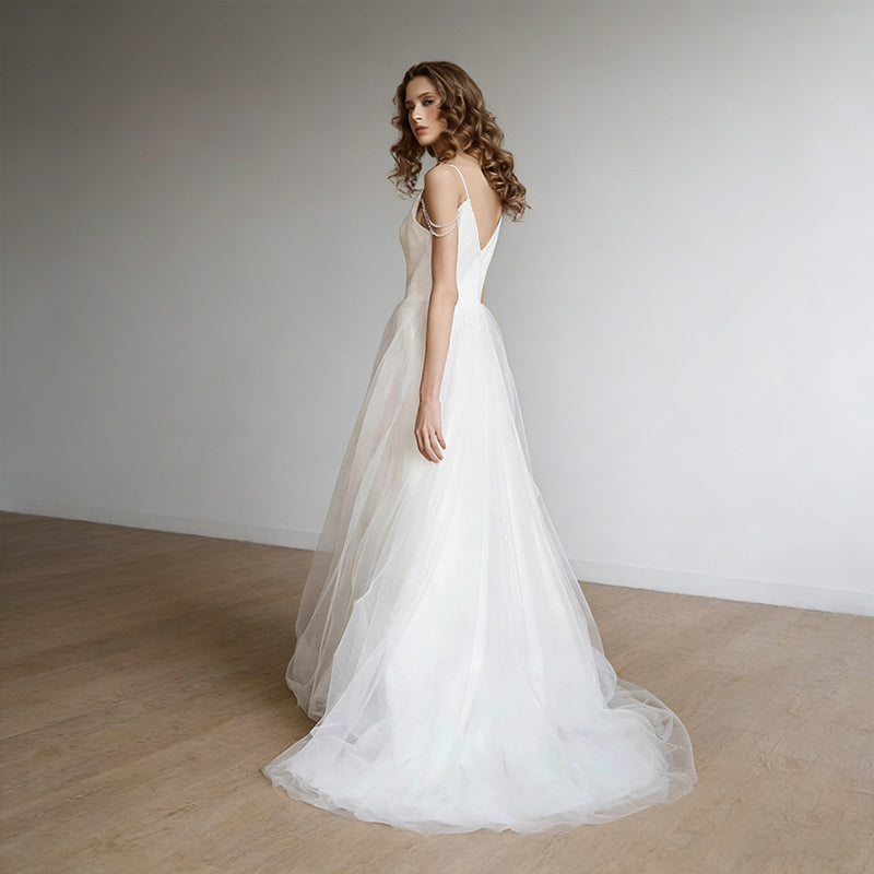 Modernes A-Linien Brautkleid in Weiß – Hochzeitskleid mit V-Ausschnitt Oberteil und Perlen-Schulterdetails 32-42