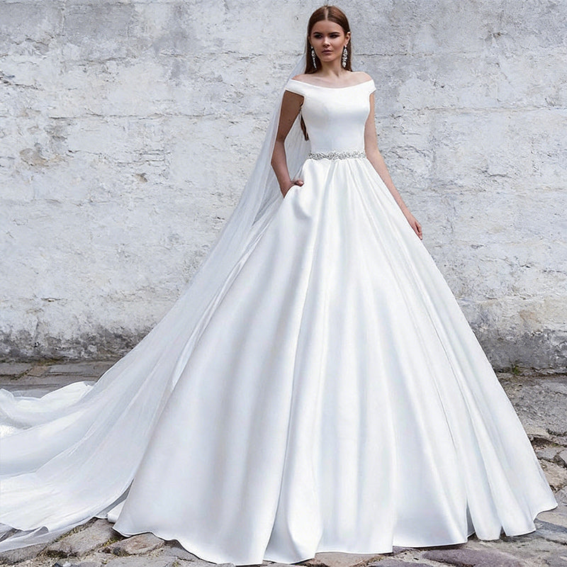 Prinzessin-Brautkleid in Weiß – Klassisches Hochzeitskleid aus Satin mit Carmen-Ausschnitt Kristall-Gürtel  2-26W
