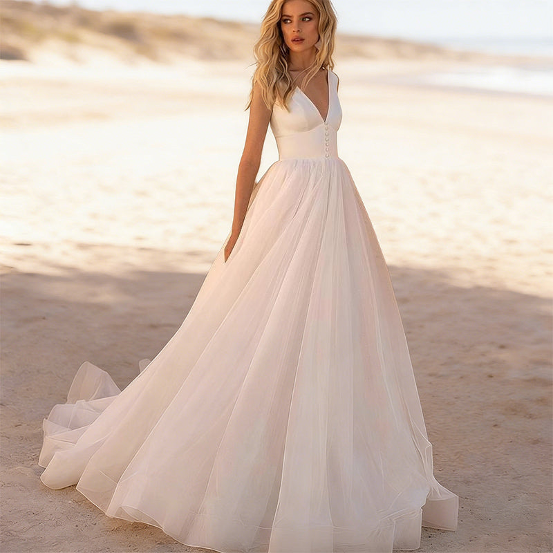 Zeitloses A-Linien Brautkleid in Weiß – Hochzeitskleid mit V-Ausschnitt  Knopfleiste und voluminösem Tüllrock 34-46