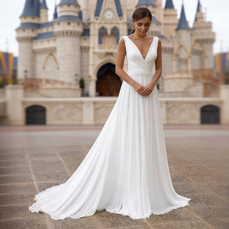 Zeitloses Brautkleid mit V Ausschnitt und Taillenakzent in Elfenbein 34-44