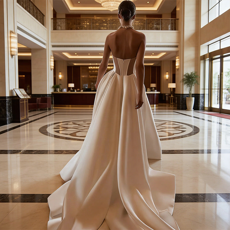 Zeitloses Satin Brautkleid in A Linie mit U Boot Ausschnitt und Taschen 34-44