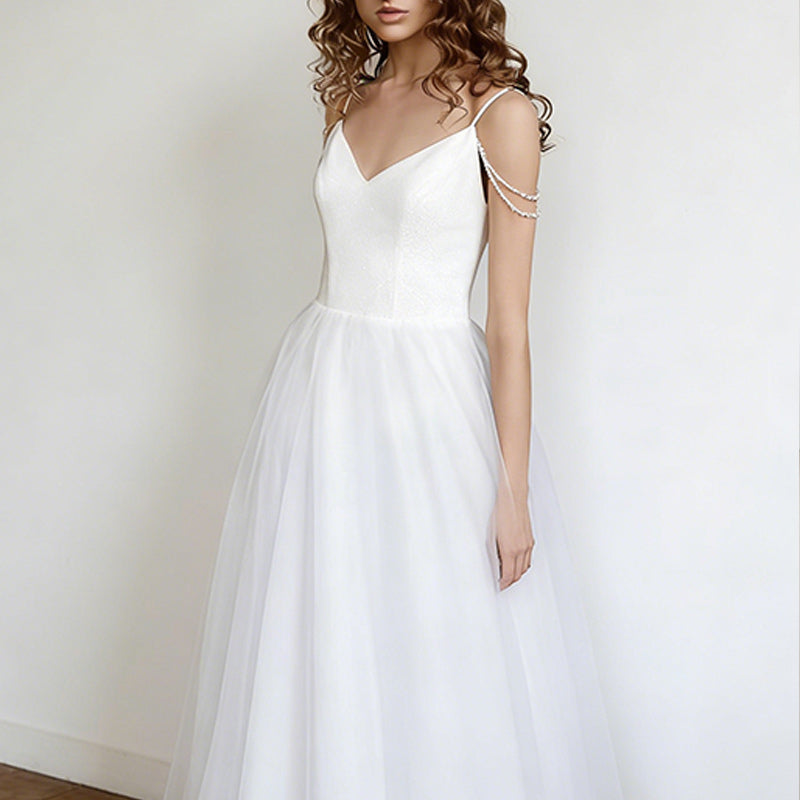 Modernes A-Linien Brautkleid in Weiß – Hochzeitskleid mit V-Ausschnitt Oberteil und Perlen-Schulterdetails 32-42