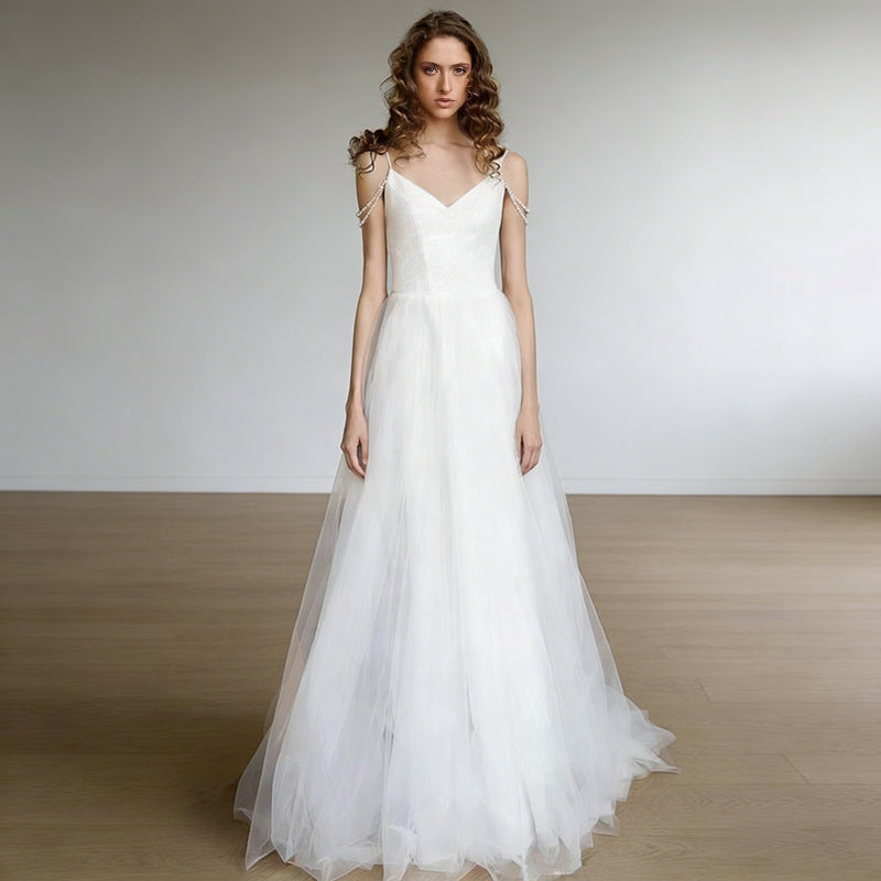 Modernes A-Linien Brautkleid in Weiß – Hochzeitskleid mit V-Ausschnitt Oberteil und Perlen-Schulterdetails 32-42