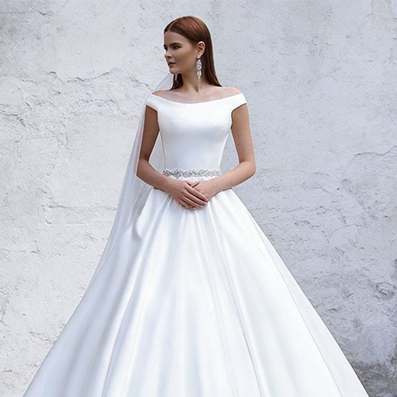 Prinzessin-Brautkleid in Weiß – Klassisches Hochzeitskleid aus Satin mit Carmen-Ausschnitt Kristall-Gürtel  2-26W