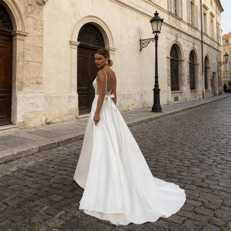 Verführerisches Satin-Brautkleid mit V-Ausschnitt und Spaghettiträgern – Rückenfreies A-Linien Hochzeitskleid 2-26W