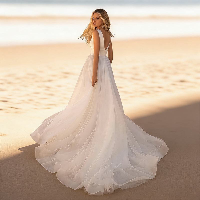 Zeitloses A-Linien Brautkleid in Weiß – Hochzeitskleid mit V-Ausschnitt  Knopfleiste und voluminösem Tüllrock 34-46