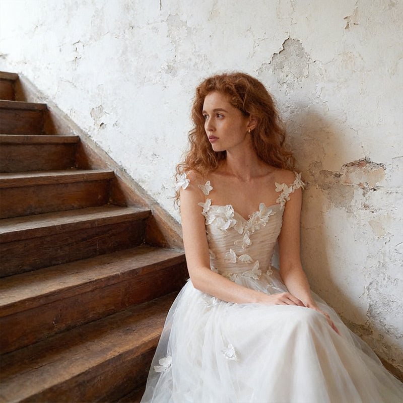 A-Linie Brautkleid in Elfenbein mit Schmetterlingen Boho-Hochzeitskleid aus Tüll mit Illusions-Ausschnitt 2-26w