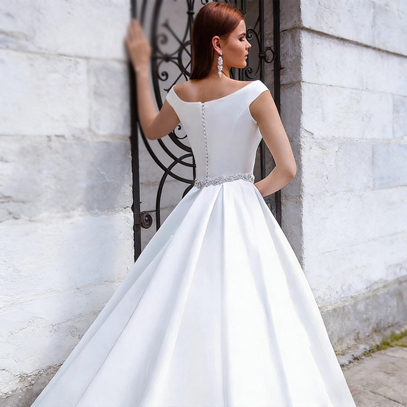 Prinzessin-Brautkleid in Weiß – Klassisches Hochzeitskleid aus Satin mit Carmen-Ausschnitt Kristall-Gürtel  2-26W